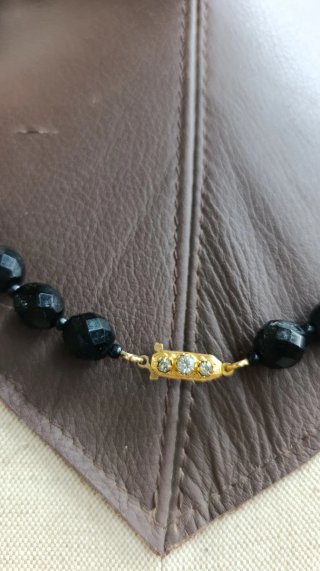 Collar negro cierre vintage dorado