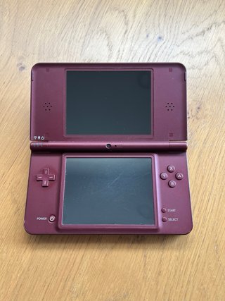 Nintendo DSi XL granate roja