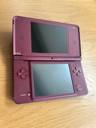 Nintendo DSi XL granate roja