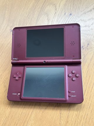 Nintendo DSi XL granate roja