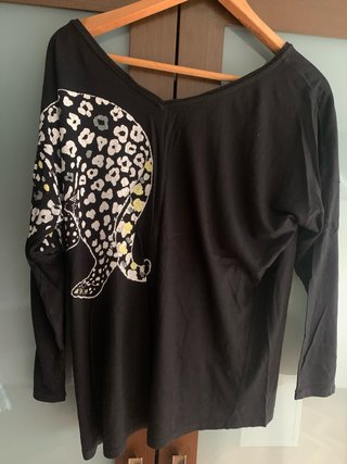 Camiseta Naf Naf Negra con Estampado de Leopardo