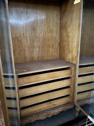 Armario antiguo de madera
