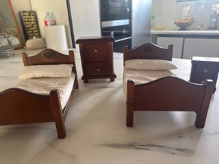 Cama y mesita Mariquita Pérez