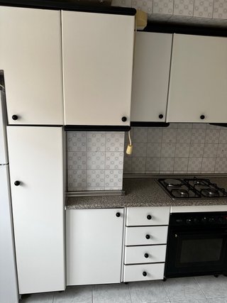 Cocina completa blanca y negra