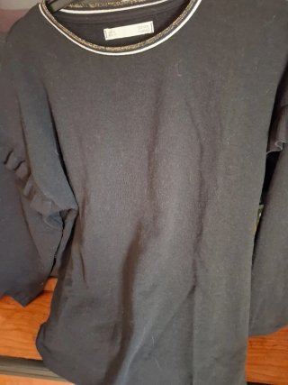Jersey negro con volantes