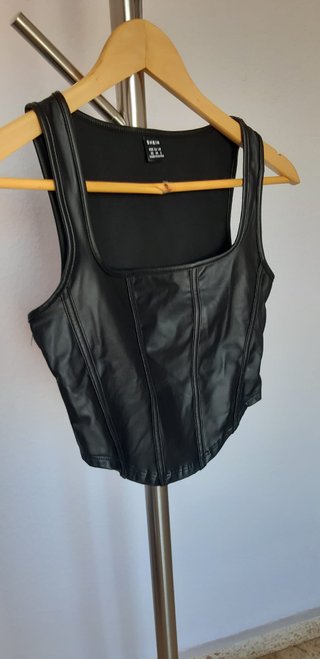 Top sin mangas. De polipiel color negro. Talla XS.