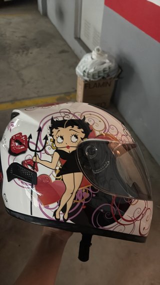Casco de moto con diseño, esta exactamente nuevo