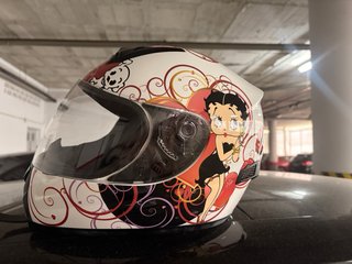 Casco de moto con diseño, esta exactamente nuevo