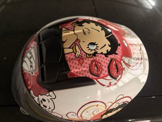 Casco de moto con diseño, esta exactamente nuevo