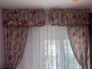 Cortinas con flores y flecos dorados