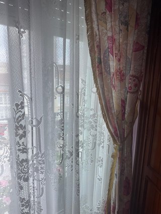 Cortinas con flores y flecos dorados