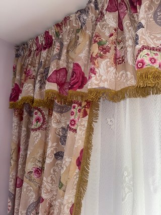 Cortinas con flores y flecos dorados