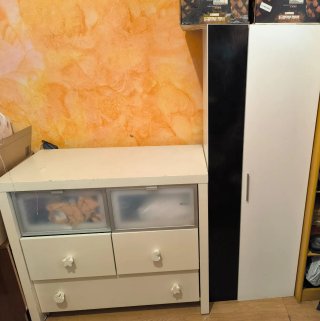 Cómoda y armario de habitación