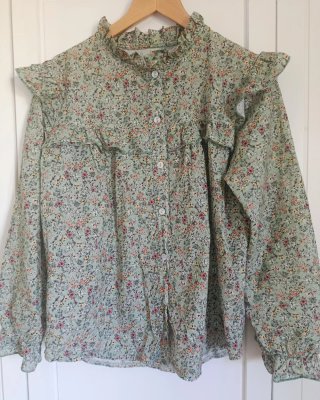 Peto vaquero azul con blusa floral
