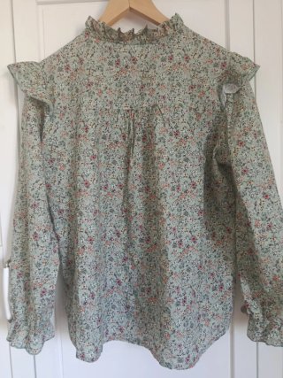Peto vaquero azul con blusa floral