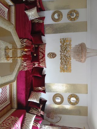 Sofá marroquí, mesa, alfombra y cortina