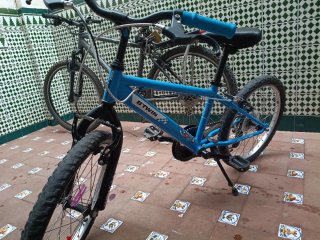 Bicicleta BTWIN azul aro 20.venta solo en mano.