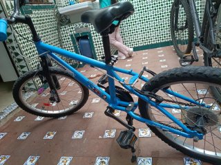 Bicicleta BTWIN azul aro 20.venta solo en mano.