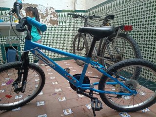 Bicicleta BTWIN azul aro 20.venta solo en mano.