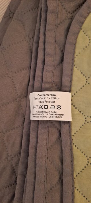 Colcha de verano reversible gris/verde.