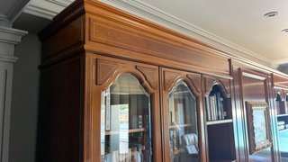 Mueble-librería de cerezo con chimenea y bar