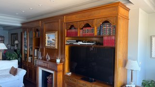 Mueble-librería de cerezo con chimenea y bar