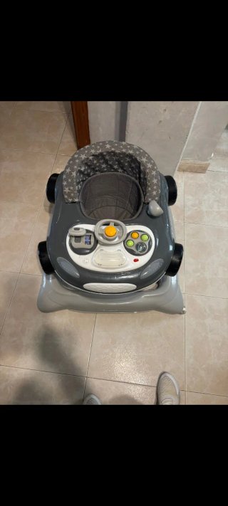 Andador para bebé con diseño de coche