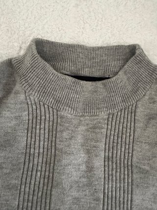 Jersey gris de cuello alto con canalé