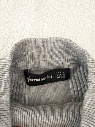 Jersey gris de cuello alto con canalé