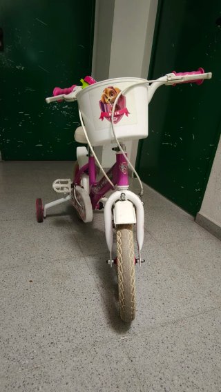 Bicicleta infantil rosa con ruedines