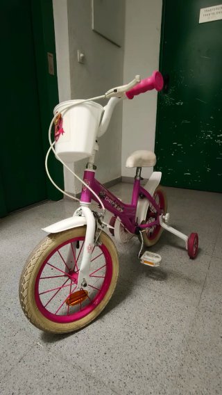 Bicicleta infantil rosa con ruedines