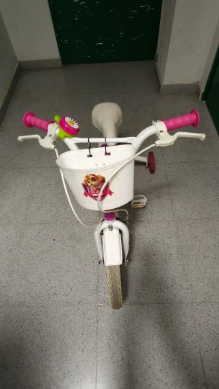 Bicicleta infantil rosa con ruedines