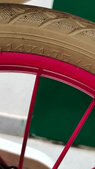 Bicicleta infantil rosa con ruedines