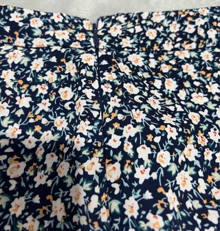 Falda floral con volantes