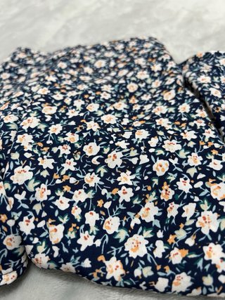 Falda floral con volantes