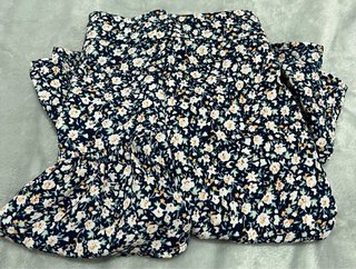 Falda floral con volantes