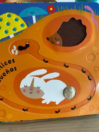 El bebé toca los animales