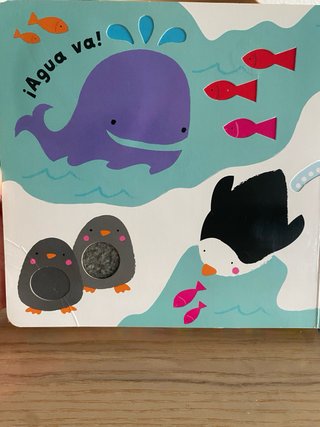 El bebé toca los animales