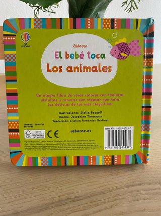 El bebé toca los animales