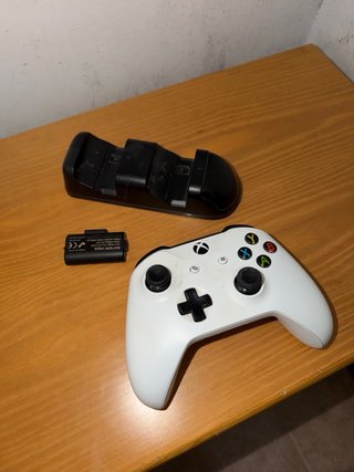 Xbox One S Blanca con caja + Mando + Cargador