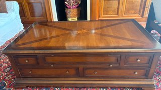Mesa de centro de madera con diseño