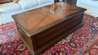 Mesa de centro de madera con diseño