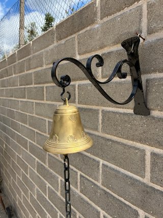 Campana antica bronzo con supporto ferro