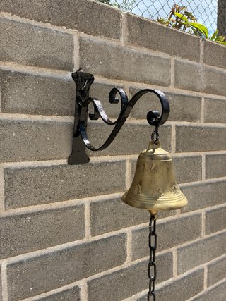 Campana antica bronzo con supporto ferro