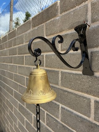 Campana antica bronzo con supporto ferro