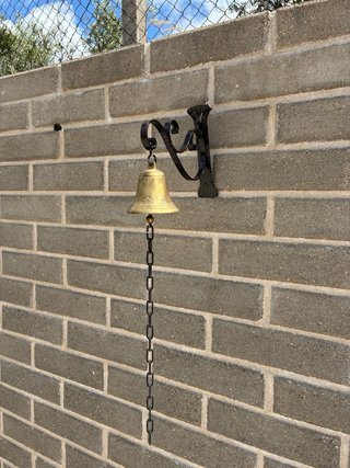 Campana antica bronzo con supporto ferro