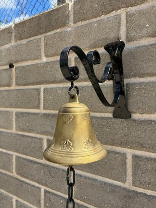 Campana antica bronzo con supporto ferro