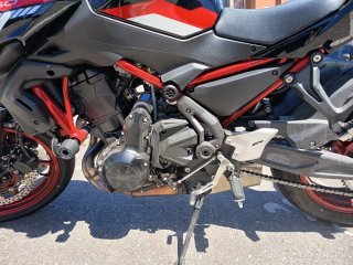 Kawasaki Z650 Naked Negra y Roja