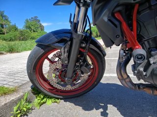Kawasaki Z650 Naked Negra y Roja