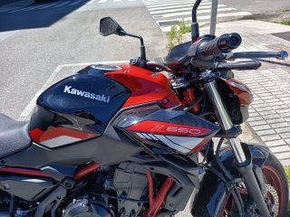 Kawasaki Z650 Naked Negra y Roja